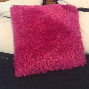 💰🛍 Pink fuzzy pillow